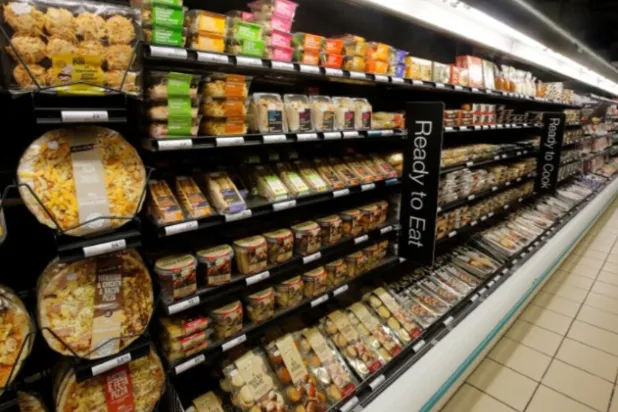 علب الطعام البلاستيكية تزيد بشكل كبير خطر الإصابة بقصور القلب (رويترز)