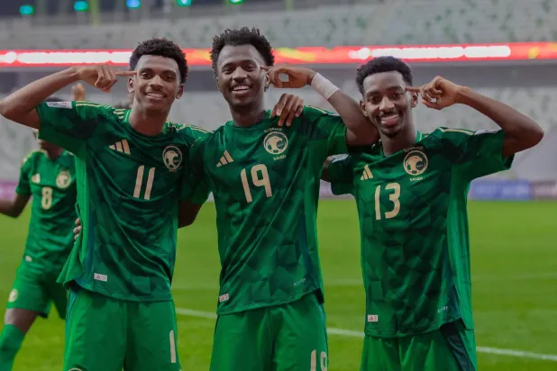 فرحة لاعبي الأخضر بهدف اللقاء الوحيد (المنتخب السعودي)
