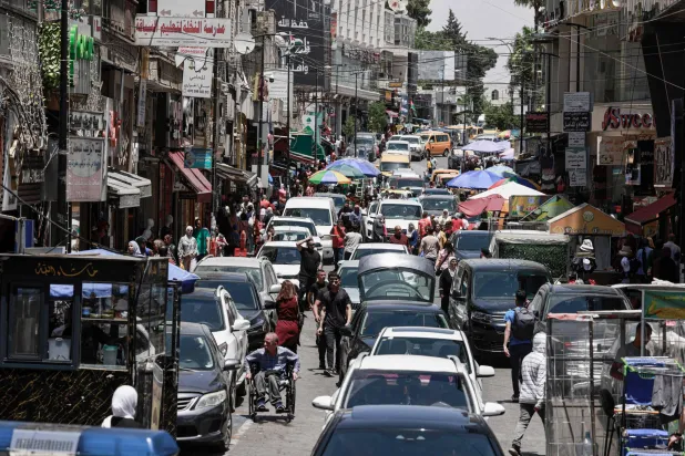 ازدحام في أحد شوارع رام الله مقر السلطة الفلسطينية يوم 9 يونيو الماضي (أ.ف.ب)