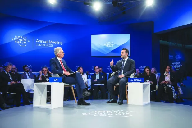 وزير الخارجية السوري أسعد الشيباني (يمين) يتحدث إلى رئيس الوزراء البريطاني الأسبق توني بلير خلال جلسة في «منتدى دافوس»... (أ.ف.ب)