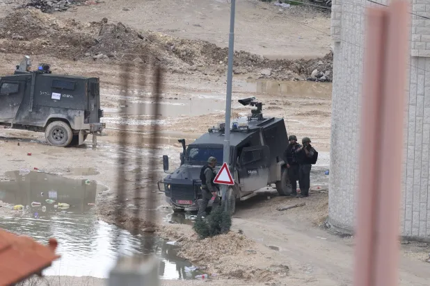 قوات الاحتلال الإسرائيلي في مخيم «نور شمس» للاجئين بالقرب من طولكرم بالضفة الغربية (إ.ب.أ) 