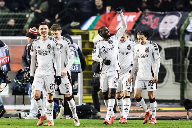 يدين أياكس في فوزه إلى الدنماركي راسموسين والبلجيكي موكيو (د.ب.أ)