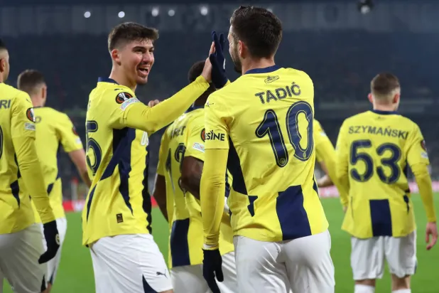 لاعبو فنربخشه يحتفلون بأحد أهدافهم في أندرلخت (إ.ب.أ)