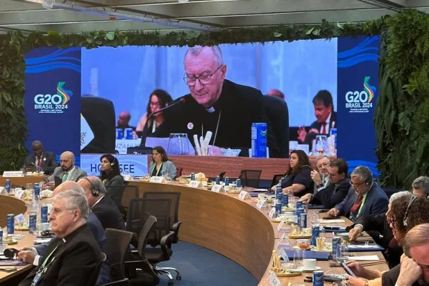 أمين سر الفاتيكان الكاردينال بيترو بارولين يظهر على الشاشة خلال إلقاء كلمة في قمة العشرين بالبرازيل (حساب الفاتيكان عبر منصة إكس)