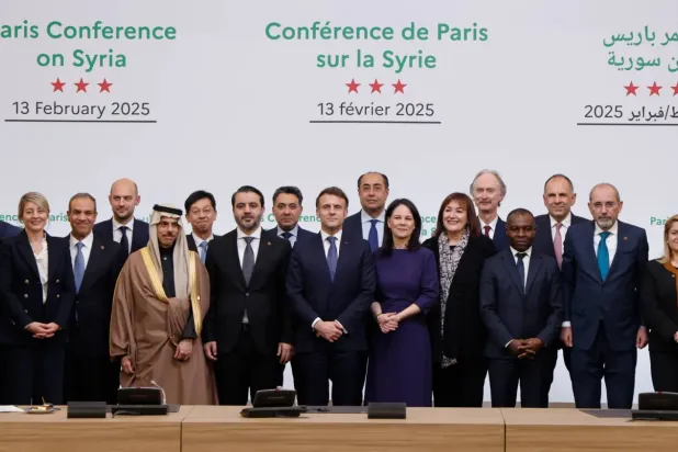 Fransa Cumhurbaşkanı dün Paris'te düzenlenen Suriye konulu konferansa katılan bakanlarla (EPA)