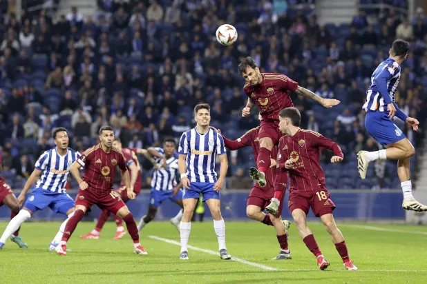 من المواجهة التي جمعت روما وبورتو ضمن ملحق الدوري الأوروبي (أ.ب)