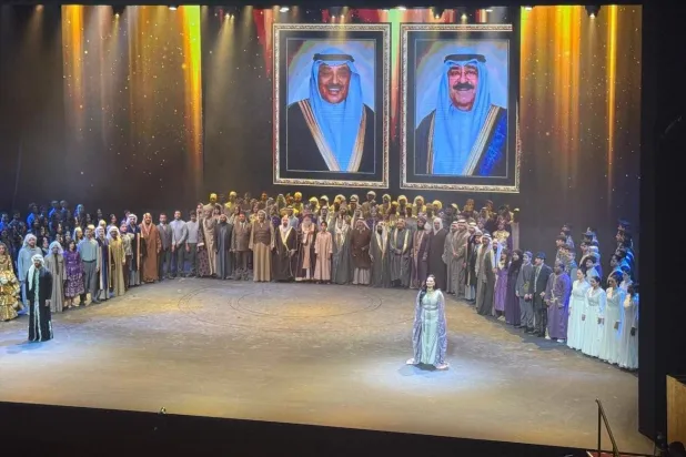 العرض المسرحي «محيط الأرض» يحاكي لمحات من سيرة الفلكي الكويتي الراحل صالح العجيري. (كونا)
