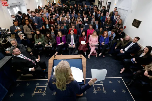 خلال إحاطة إعلامية في البيت الأبيض بالعاصمة الأميركية واشنطن في 12 فبراير 2025 (رويترز)