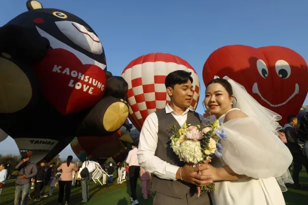 رجل إندونيسي وشريكته التايلاندية يحضران حفلاً بمناسبة عيد الحب (إ.ب.أ)