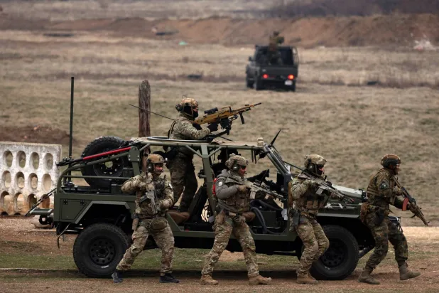 خلال تدريبات حلف الناتو في ميدان تسرانتشا للتدريب العسكري، بلغاريا 13 فبراير 2025 (رويترز)