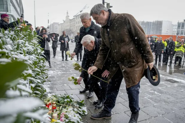 ماركوس زودر رئيس وزراء بافاريا والرئيس الألماني فرانك فالتر شتاينماير وديتر رايتر عمدة ميونيخ من اليمين يحملون الزهورَ إلى الموقع الذي اصطدمت فيه سيارة بمظاهرة لـ«فيردي» في اليوم السابق بميونيخ... الجمعة 14 فبراير 2025 (أ.ب)