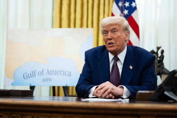 الرئيس الأميركي دونالد ترمب يتحدث مع الصحافيين أثناء توقيعه على أوامر تنفيذية بالمكتب البيضاوي في واشنطن 13 فبراير 2025 (إ.ب.أ)