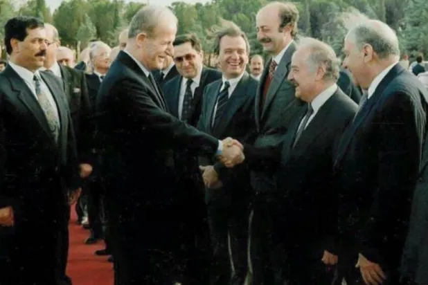 مروان حمادة إلى يمين وليد جنبلاط مع حافظ الأسد (أرشيف مروان حمادة)