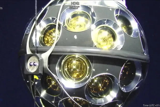 النيوترينوات «رسل كونية خاصة» (أ.ب)