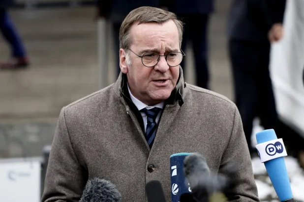 وزير الدفاع الألماني بوريس بيستوريوس يتحدث إلى الصحافة خلال مؤتمر ميونيخ للأمن الحادي والستين في 14 فبراير 2025 (إ.ب.أ)