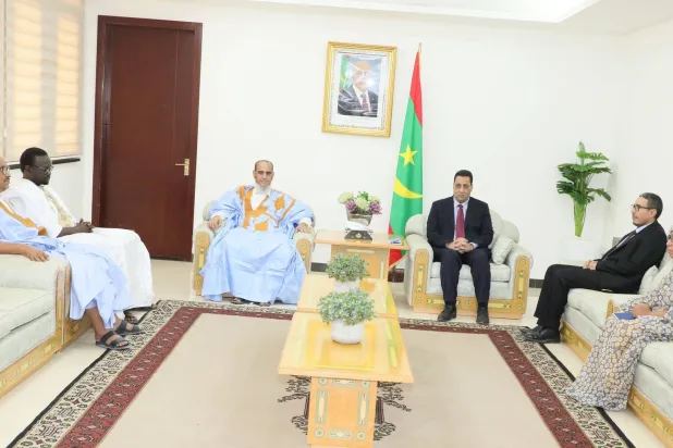 الوزير الأول خلال استقبال سابق لزعيم المعارضة في مكتبه بنواكشوط (الوزارة الأولى)