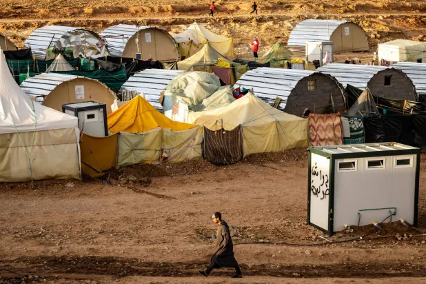 سكان قبيلة أوزرو بإقليم الحوز يعيشون في خيام بعد أن دمر الزلزال منازلهم (أ.ف.ب)