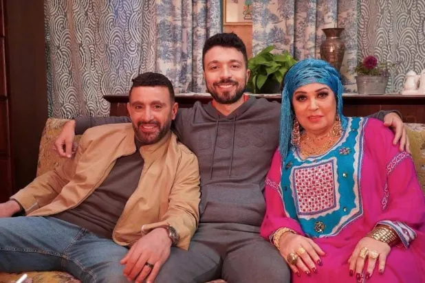 المخرج أحمد خالد موسى يتوسط فيفي عبده وأحمد السقا في كواليس «العتاولة 2» (حساب المخرج بـ«فيسبوك»)