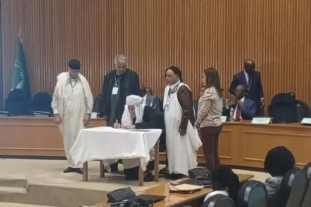 أبو سبيحة خلال التوقيع على ميثاق لـ«المصالحة» الليبية (متداولة)