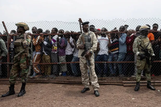 عناصر من حركة «إم 23» يقفون أمام المدنيين خلال انعقاد اجتماع في مدينة غوما بالكونغو الديمقراطية 6 فبراير 2025 (رويترز)