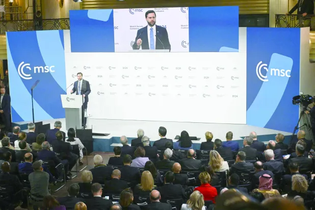 
نائب الرئيس الأميركي جي دي فانس يلقي كلمته (أ.ف.ب)