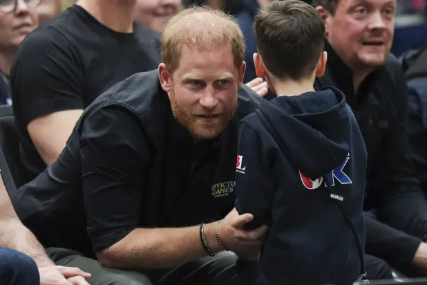 الأمير البريطاني هاري يتحدث مع أحد الأطفال خلال مباراة في كندا (أ.ب)