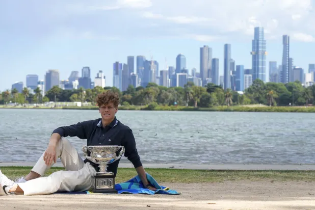 قبل سينر فترة عدم أهلية لمدة ثلاثة أشهر لانتهاكه قاعدة مكافحة المنشطات (أ.ب)