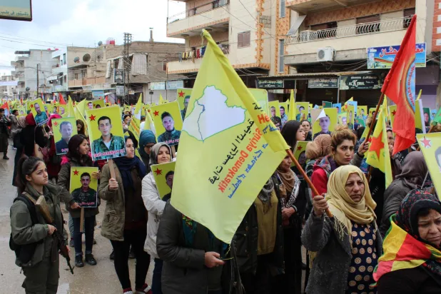 مسيرة تضامنية لأكراد سوريا مع قوات (قسد) في مدينة القامشلي بعد تعرض مقراتها لضربات تركية جوية في يناير 2023 (الشرق الأوسط)