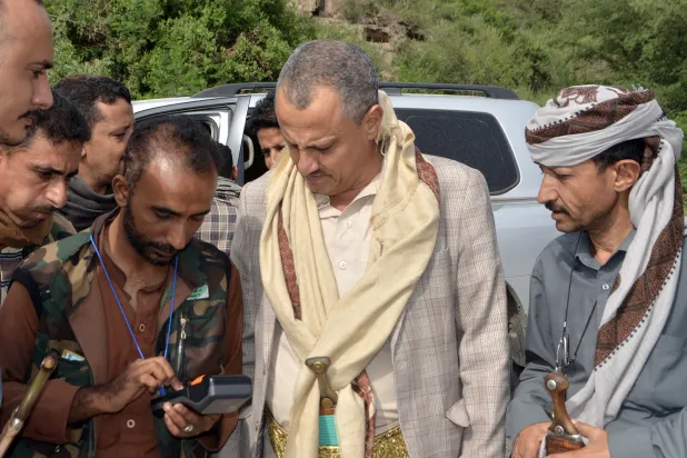 قادة حوثيون يحصلون جبايات من سيارات الأجرة إلكترونياً (إعلام حوثي)