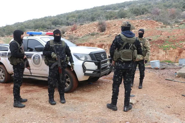 نیروهای مرزبانی سوریه در عملیات پاکسازی منطقه مرزی با لبنان در دره الحورانی در روستای حاویک 