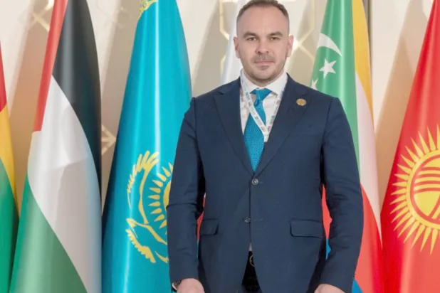 نائب وزير الثقافة الكازاخستاني يفجيني كوتشيتوف يؤمن بمَدّ الجسور (الشرق الأوسط)