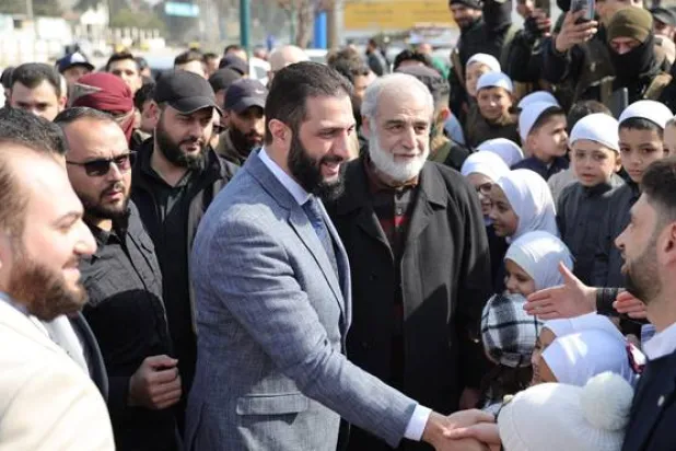 الشرع خلال زيارته مخيماً للاجئين في محافظة إدلب (سانا)