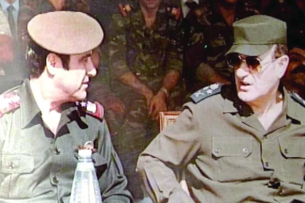 صورة أرشيفية للرئيس حافظ الأسد وشقيقه رفعت في يناير 1984 (أ.ف.ب)