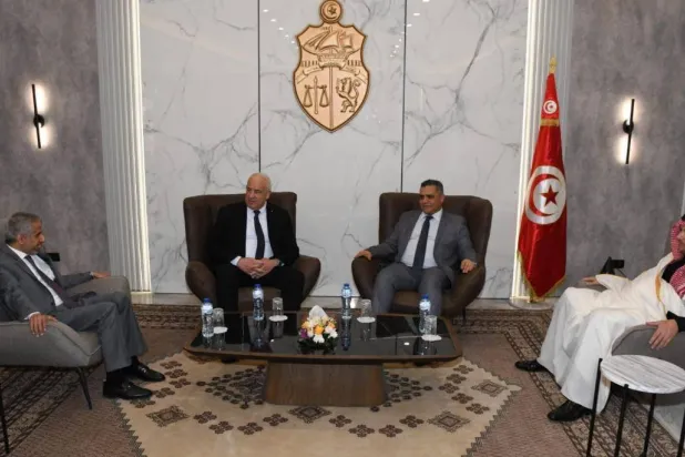 وزير الداخلية التونسي خالد النوري مستقبلاً ممثلي بعض الوفود الوزارية والأمنية العربية المشاركة في المؤتمر (موقع وزارة الداخلية التونسية)