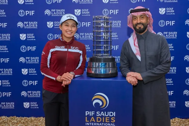 النجمة التايلاندية وإلى جانبها الرئيس التنفيذي لغولف السعودية نوح علي رضا (الشرق الأوسط)
