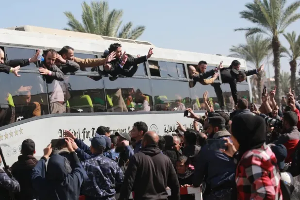 Filistinliler dün Han Yunus'ta serbest bırakılan mahkumları karşıladı (AFP)