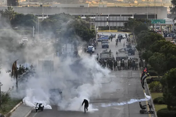 Lübnan ordusu dün Beyrut Uluslararası Havaalanı yakınlarında Hizbullah destekçisi protestocuları göz yaşartıcı gazla dağıttı (AP)