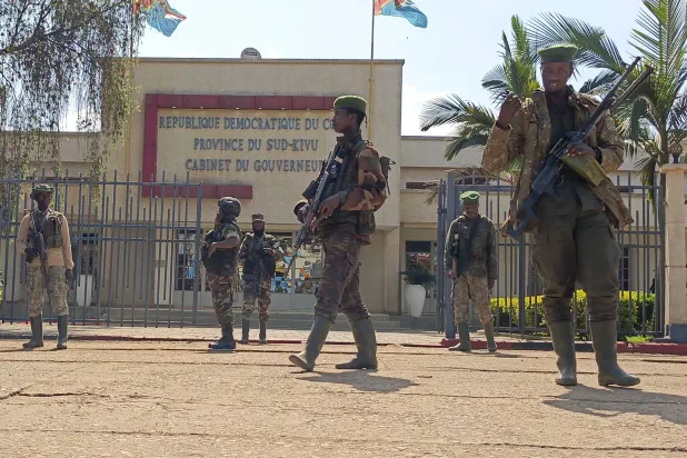 متمردو حركة 23 مارس (إم 23) خارج المكتب الإداري لإقليم جنوب بوكوفو وسط ثاني أكبر مدينة في شرق الكونغو (أ.ب)