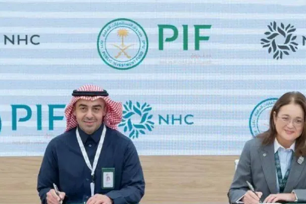 جانب من توقيع الاتفاقية بين صندوق الاستثمارات العامة والشركة الوطنية للإسكان (واس)