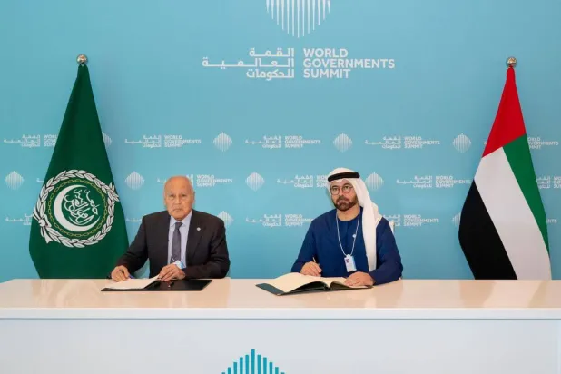 توقيع الاتفاقية بين أحمد أبو الغيط أمين عام جامعة الدول العربية ومحمد القرقاوي وزير شؤون مجلس الوزراء ورئيس القمة العالمية للحكومات (وام)