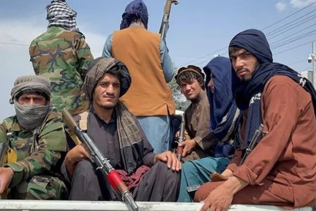 قوات من «طالبان» خلال دورية بالقرب من بوابة الدخول إلى «مطار حميد كرزاي الدولي» في كابل بأفغانستان يوم 31 أغسطس 2021 (رويترز)