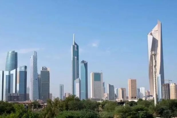 منظر عام لمدينة الكويت (رويترز)