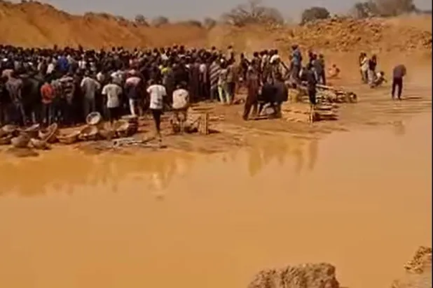 لقطات شاشة من مقاطع فيديو للمأساة التي وقعت في قرية صغيرة تدعى بيلالكوتو بمنطقة خاي (صحافة محلية)