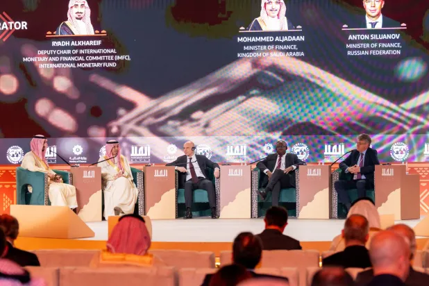 جانب من الجلسة الحوارية (مؤتمر العلا)