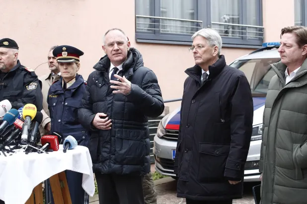 وزير الداخلية النمساوي غيرهارد كارنر يتحدث للصحافة حول هجوم الطعن في فيلاخ... الأحد (د.ب.أ)