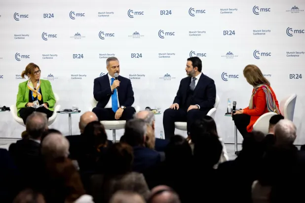 Dışişleri Bakanı Hakan Fidan, Münih Güvenlik Konferansı’nda Suriye'deki geçiş sürecine ilişkin bir seminerde Suriye Dışişleri Bakanı Esad Hasan eş-Şeybani ile yan yana (Dışişleri Bakanlığı)