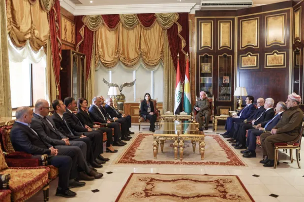 صورة نشرها موقع بارزاني الرسمي من استقباله لوفد حزب «المساواة وديمقراطية الشعوب» التركي الداعم للأكراد الأحد 