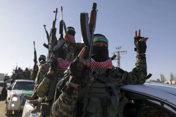 مقاتلو «حماس» خلال عملية تبادل سادسة لرهائن إسرائيليين في خان يونس (أ.ب)