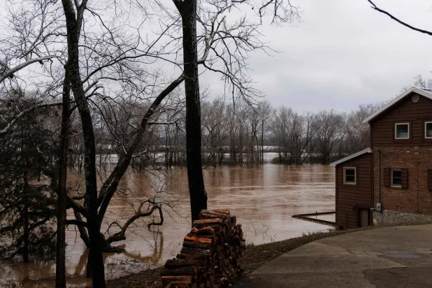حاكم ولاية كنتاكي يطالب بإنقاذ مئات الأشخاص الذين حوصروا جراء الفيضانات (أ.ف.ب)