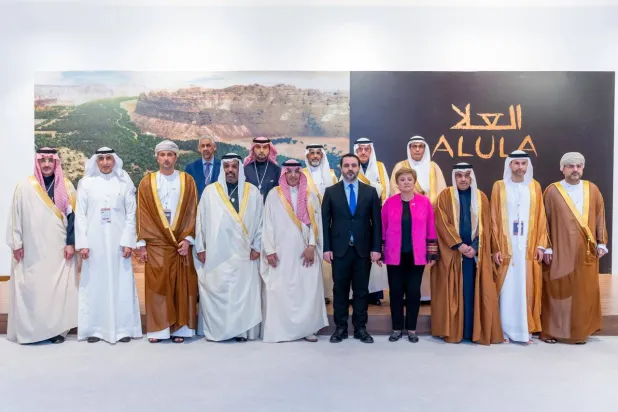 صورة جماعية للمشاركين في الطاولة المستديرة (الشرق الأوسط) 